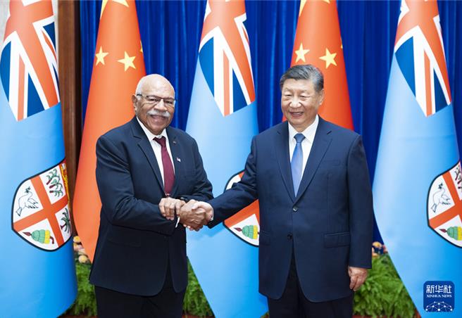 习近平会见斐济总理兰布卡愿提供力所能及帮助。（新华社）