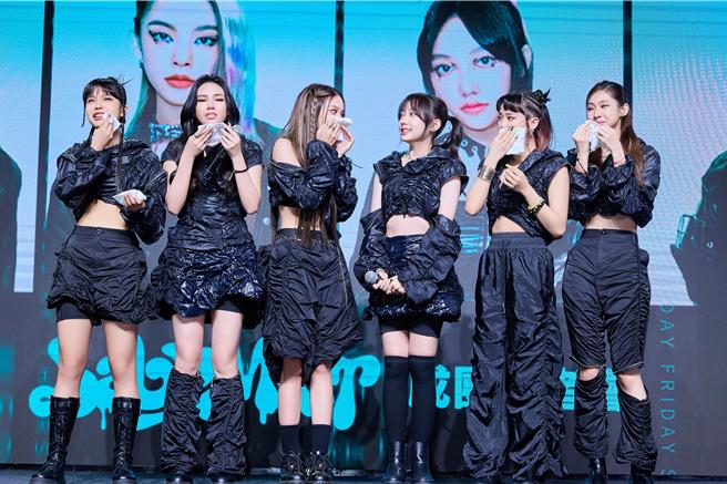 「babyMINT」20日舉辦出道記者會，成員丞妘（左起）、Vikky、粼粼、栩栩、品妡、熙妍激動淚灑舞台。（華研國際提供）
