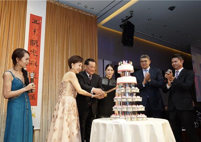 前国民党主席连战在2015年与爱妻连方瑀一同庆祝结褵50周年「金婚宴」。（连办提供）