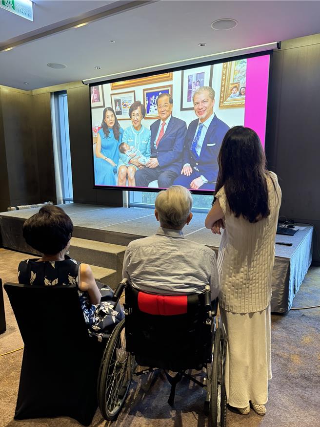 前国民党主席连战为准备钻石婚宴，日前在女儿连咏心陪同下，亲自到场会勘，检查要播放短片与现场场地。（连办提供）