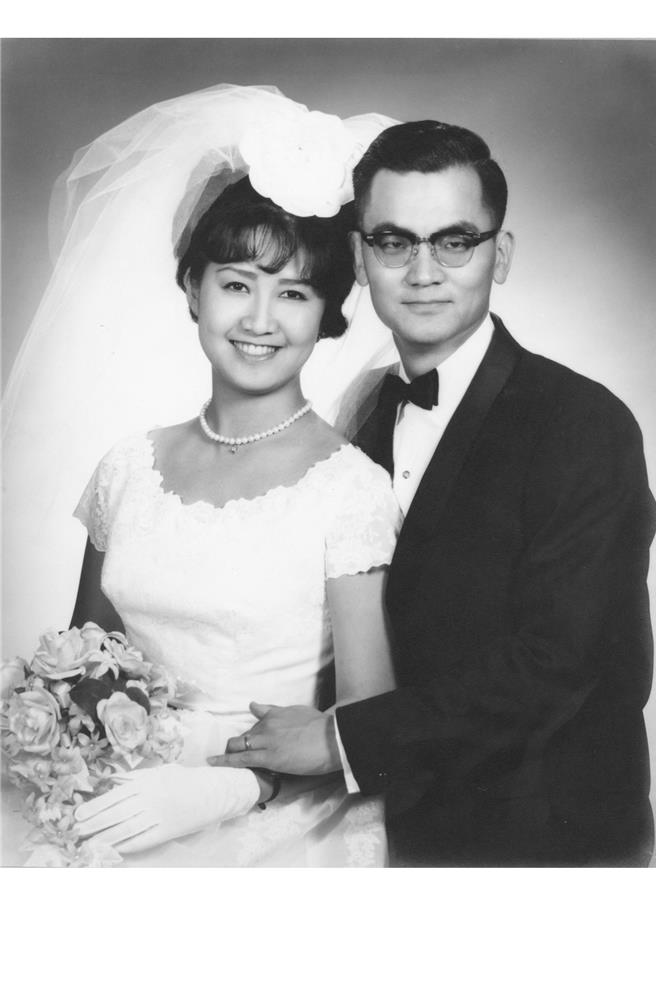 前国民党主席连战与爱妻连方瑀当年的结婚照。（连办提供）