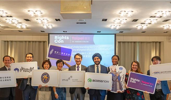 由公民社會發起的全球最大科技與人權會議「全球數位人權大會」(RightsCon)，將於明年2月24至27日來台舉辦，數位發展部今（20）日與該會議主辦單位「即刻連線」(Access Now)，簽署合作意向書，預期將有150國、3000名產官學專業人員來台。（數發部提供）