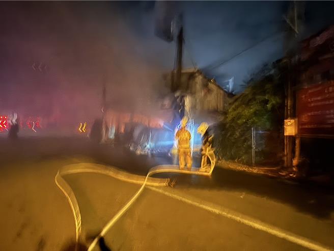 新丰乡池府路铁皮屋盖成的莱尔富超商火警，消防人员进行灌救。（新竹县消防局提供／罗浚滨新竹传真）