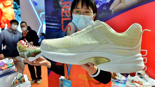 跨境电商中许多卖家直接向工厂採购，或者本身就是工厂，能够以低价供应产品，这些平台减少了中间商赚取差价的空间，儘管自行吸收运费，仍然有利润。图为大陆跨境电商交易会展示商品的画面。图／中新社