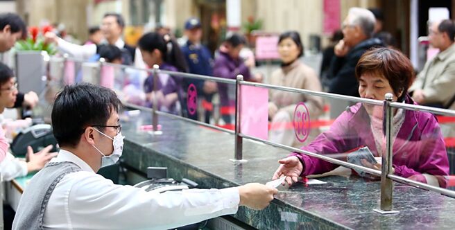 传统银行分行仍被认定有重要价值，国银积极强化「虚实整合」，积极找寻有潜力的区域，搬迁分行，将分行价值发挥到最大。图／本报资料照片