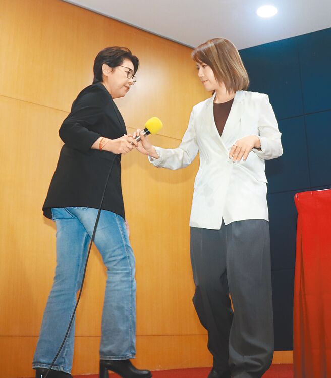 民眾党19日召开查帐进度记者会，时任竞总总干事黄珊珊（左）将麦克风递给时任副总干事陈智菡（右）。（实习摄影记者徐翊呈摄）