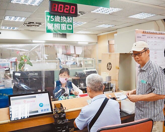 台北市衛生局攜手交通部公路局推出全國首家「高齡友善監理所」。（台北市區監理所提供／劉瑋晴台北傳真）