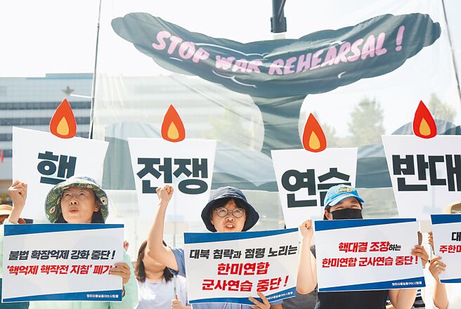 美韩展开夏季联演，韩国民眾在首尔总统府前举行抗议。（新华社）