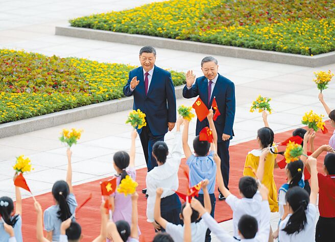 中共總書記習近平19日在北京人民大會堂東門外廣場，為來訪進行國是訪問的越共總書記蘇林，舉行歡迎儀式。（新華社）