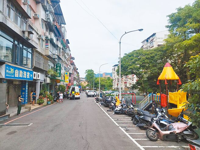 74岁陈姓妇人19日驾车行经新北市新店区如意街，疑因错把油门当成煞车，直接衝撞停在路边的1辆多元计程车及25辆机车。（新店警分局提供／高钧麟新北传真）