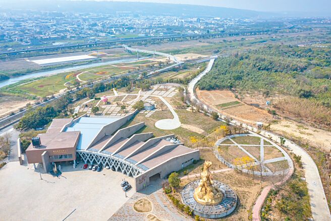 南投县府计画在921地震纪念公园暨南投农工商会展中心增建县立美术馆，但凯米颱风造成会展中心上游猫罗溪畔低洼处淹水，引发南投县议员忧心，19日在议会临时会建议县府重新展开风险评估。（南投县政府提供／杨静茹南投传真）