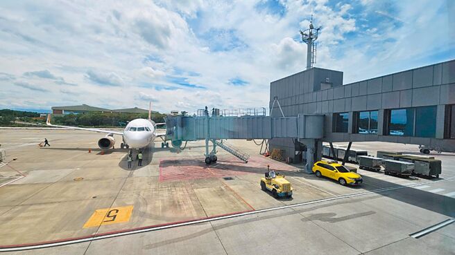 立委何欣純偕交通部次長林國顯等人，19日前往台中國際機場考察出入境動線、航警門禁管制點等，並盼中央地方合作，全面提升機場服務品質。（李京昇攝）