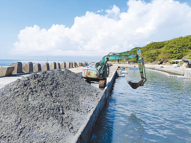 小琉球大福西沙滩及湾仔的工程引发争议。（鹏管处提供／罗琦文屏东传真）