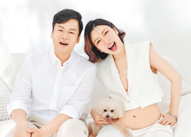 李岗霖（左）与林可唯去年4月结婚，19日宣布将产下天蝎宝宝。（艾微芙×林可唯提供）