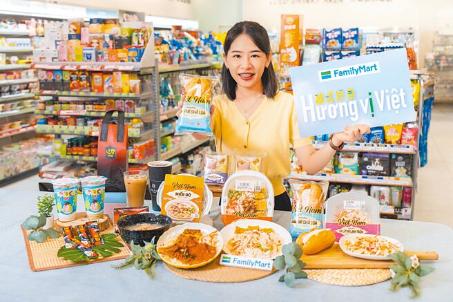 全家于21日起以「越式好食」为主题，推8款全新越南风味特色美食，包含便利商店首见的咖啡、冰沙、主食、轻食等。（吴松翰摄）