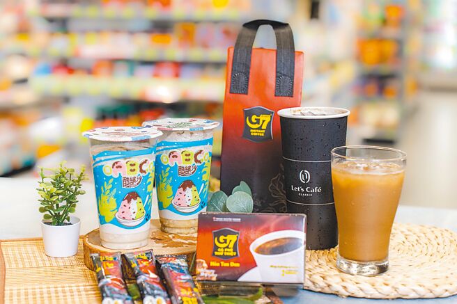 全家Let’s Cafe独家新品「G7越南咖啡拿铁」（右）特大杯60元，21日至9月17日买就送限量G7保冷提袋；「南洋ABC酷缤沙」65元。（吴松翰摄）