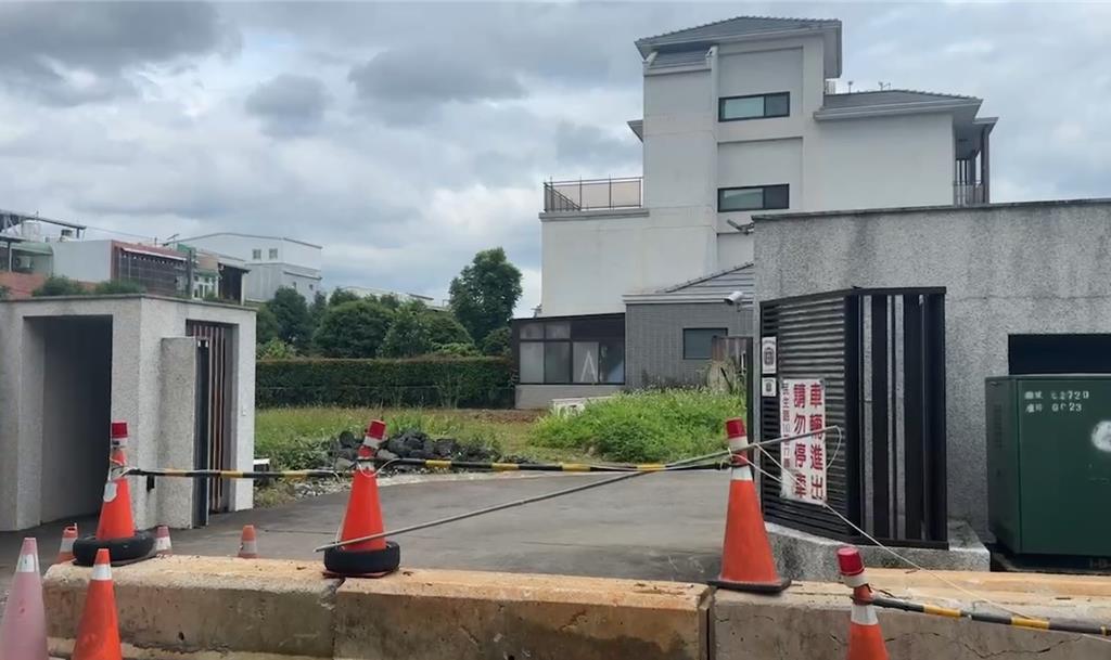 龍潭地主與建商糾紛! 高檔社區外竟蓋石墩擋路 社會 中時