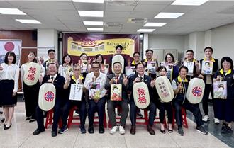 日本秋田縣湯澤市長再訪板橋 致贈30盞「秋田美人燈」