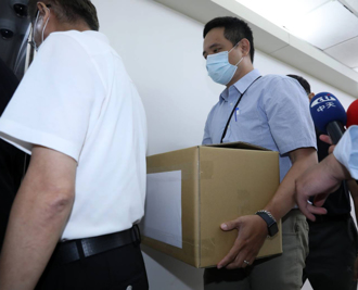 南檢10：49結束搜索林宜瑾辦公室　帶走一箱證物