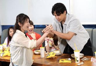 陳零九跟她十指交扣被抓包！ 當場「戴戒指」求婚