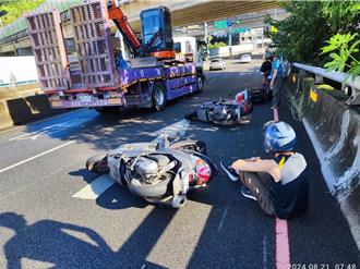 路面油漬害機車打滑自摔 後方3車閃避不及也倒地