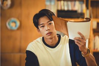 潛力新星天天交「自拍」作業　學梁朝偉冷笑被狠ㄉㄧㄤ