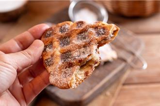 扁可颂翻版？麵包店狂抢卖1甜点 网开战「贵又普」：被当盘子