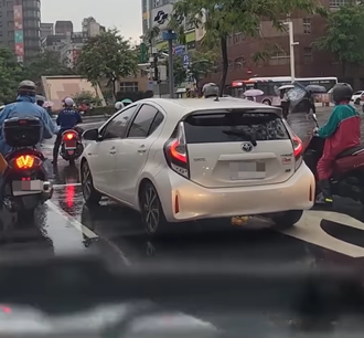 路上奇景！共享汽车「上下震动」狂摇20秒 附近驾驶全看呆