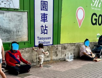 「幼童赤腳」和爸媽在車站乞討 前社工急喊：別幫他們