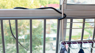 1歲童陽台撿「條狀玩具」塞嘴狂咬 父母一看嚇壞：是蛇