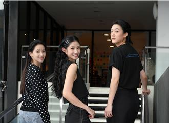 李千娜天體營激吻小8！身邊男女都全裸入鏡：有看到毛