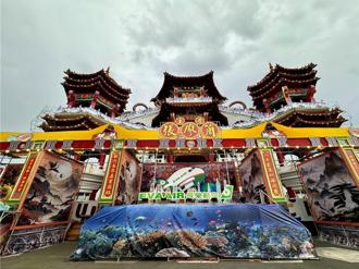 張榮發基金會贊助「雞籠中元祭」  海運、航空創意燈車成觀光拍攝點