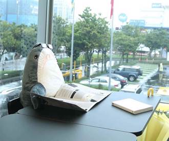 IKEA鯊魚布偶扔洗衣機...拿出一看傻了 網看照片笑翻：根本阿嬤養的