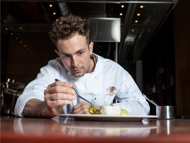 义大利威尼斯的主厨艾曼纽．贝尔加莫以亚洲饮食文化创意激盪，打造出一系列夏日美馔。(业者提供)