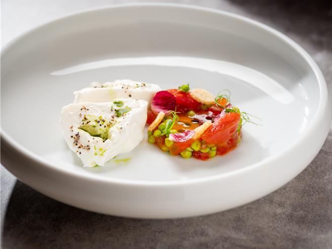 「在地布拉塔乳酪、番茄、豌豆、雪豆、番茄冷汤」选用台湾甜美的樱桃番茄，感受凉爽芬芳的美好滋味。（业者提供）