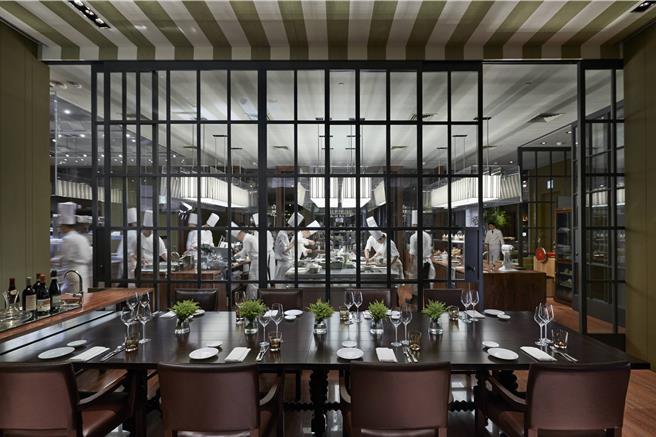 「Bencotto」义大利餐厅由国际设计大师季裕棠设计，拥有开放式厨房，宾客可在典雅时髦的空间中，轻松享用道地义大利菜肴。（业者提供）