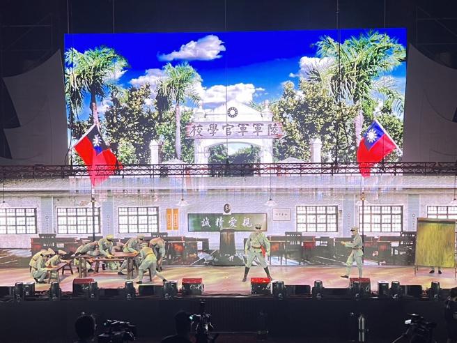 「慶祝九三軍人節暨八二三戰役勝利」音樂會今晚登場，透過各時期歌曲及布景設計，呈現世代國軍愛國聲音的音樂饗宴。（政戰局提供）
