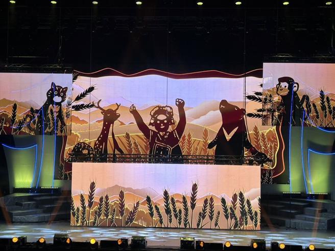 「慶祝九三軍人節暨八二三戰役勝利」音樂會今晚登場，透過各時期歌曲及布景設計，呈現世代國軍愛國聲音的音樂饗宴。（政戰局提供）