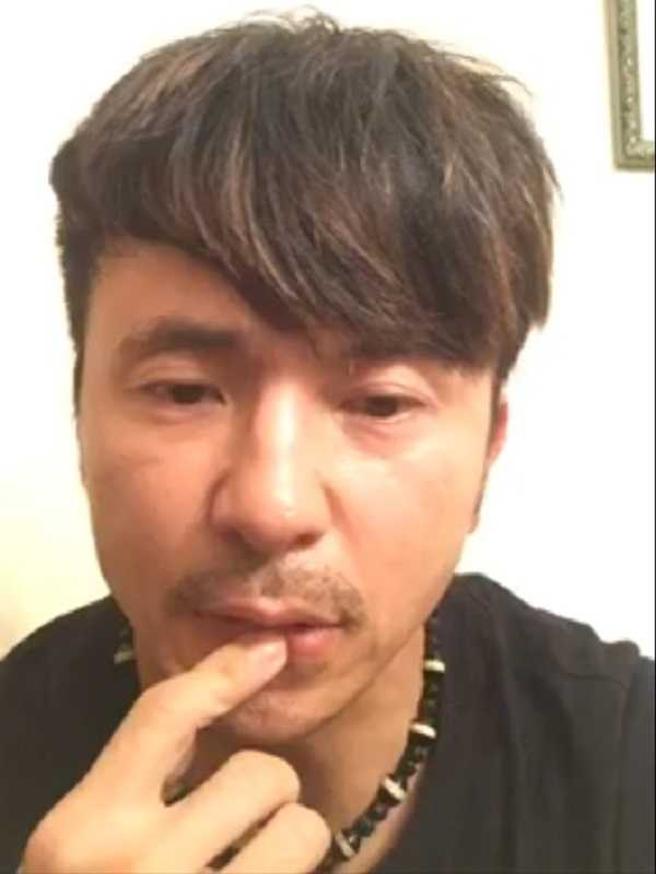 唐从圣被骂后曾开直播痛哭，并扬言要对徐乃麟提告，但事隔2天又说不告。（图／翻摄自唐从圣脸书）