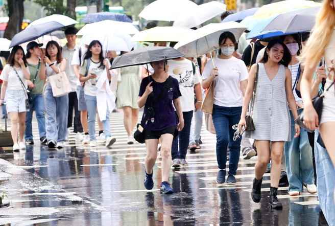 今天水气减少，各地晴到多云，午后大台北、东半部及西半部山区有雷阵雨。（陈俊吉摄）