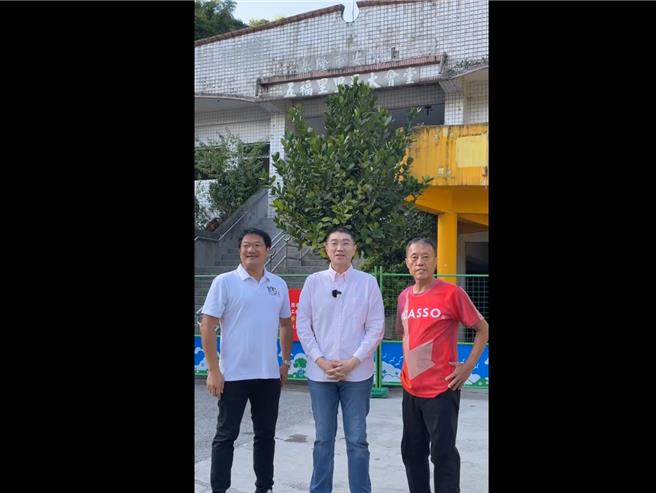 为强化民眾对市政的了解，基隆市长谢国梁（中）21日上午与民政处长张渊翔（左）、五福里长舒瑞利（右）在脸书开直播，说明市府打造社区型健身中心的计画。（摘自谢国梁脸书／张志康基隆传真）