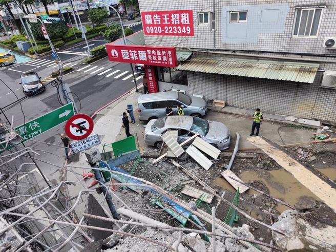 部分鋼樑散落至平面道路。（圖 / 劉詠韻翻攝）