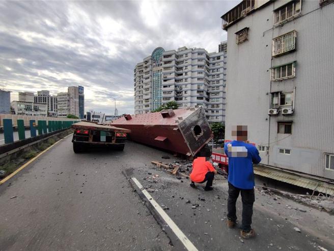 聯結車載運的鋼樑掉落撞破高架橋護欄。（圖 / 劉詠韻翻攝）