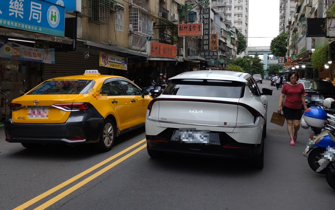 北市一名駕駛日前把車停在路中央下車購物，後方騎士進行檢舉，沒想到警方卻稱違規事實認證有爭議，不宜舉發，引起討論。（圖／翻攝自PTT）