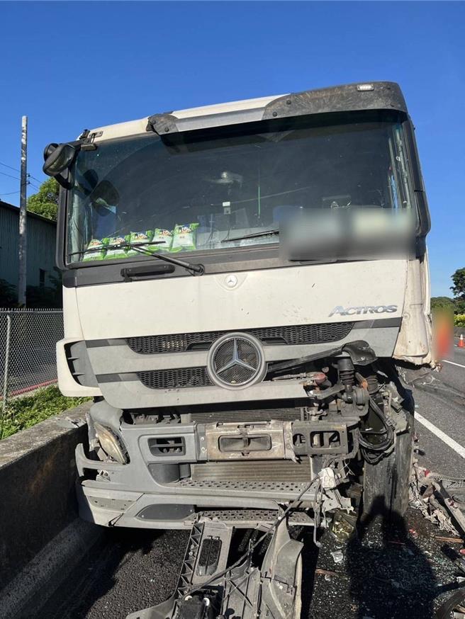 猪只在国道乱窜！国道1号北上73公里处杨梅段，于21日5时55分许，由32岁林男驾驶1辆满载猪只的车辆，疑似行驶太靠近路肩，擦撞1辆因故障于路肩滑行的大货车，导致猪只逃脱在国道乱窜，警方连忙追着猪只在一旁戒护，国道公路警察局第二公路警察大队杨梅分队于6时接到指挥中通报前往排除。（国道警方提供／廖姮玥桃园传真）