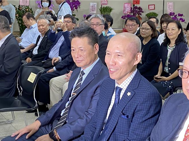 中华邮政公司前董事长、成大教授魏健宏（右）被视为交长热门人选。（陈佑诚摄）