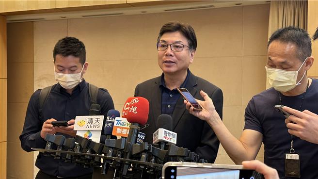 2026新北市长大选最新民调出炉，不过勤跑行程的新北市副市长刘和然仍略输台北市副市长李四川，刘和然也在21日的市政会议结束后受访回应。（贺培晏摄）