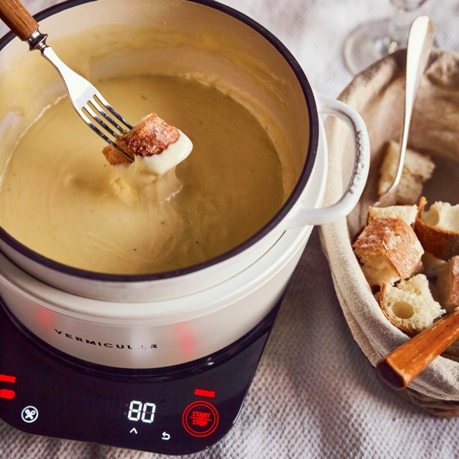 Vermicular MINI IH 琺瑯電子鑄鐵鍋（松露黑）+琺瑯鑄鐵鍋OP2 18cm（奶茶 )定價 NT$28,700 會員日限定優惠NT$24,900  圖/業者提供
