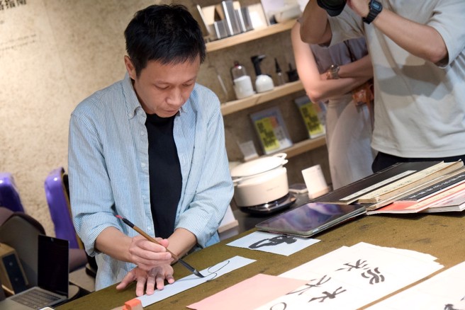 「寫字的人」品牌主理人徐經綸教體驗書寫文字。圖/業者提供