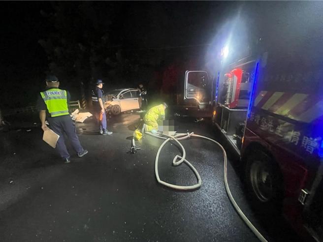 台南市41岁男子在台20玉井大桥段自撞，消防队员赶至抢救。（民眾提供／宝智华台南传真）